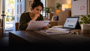 Imigrante atualizando endereço residencial junto ao USCIS após mudança nos Estados Unidos
